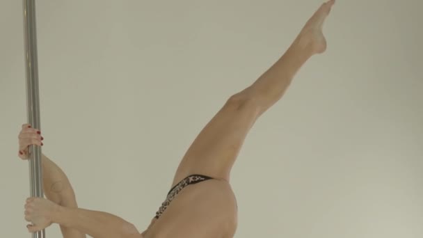 Záběry Mladé Atletky Tančící Pylonu — Stock video