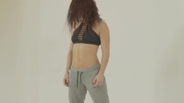 若い運動女性の複雑な演習を行う映像 — ストック動画