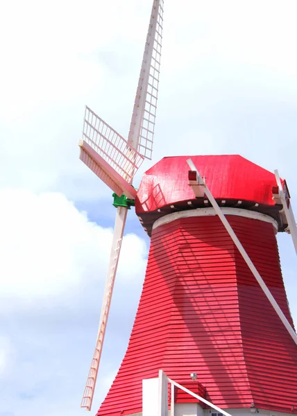 Molino Viento Rojo Con Hojas Blancas Bajo Cielo Azul — Foto de Stock