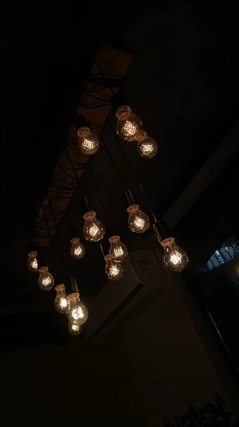 暗い部屋での電気ランプの垂直ショット — ストック写真