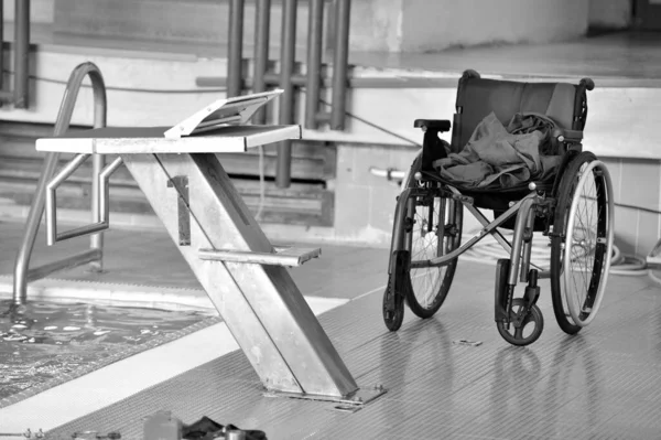 Grayscale Shot Wheelchair Diving Board Indoor Swimming Pool — Stock Photo, Image