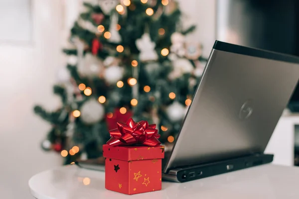 Рождественский Подарок Ноутбуком Подарками Столе — стоковое фото