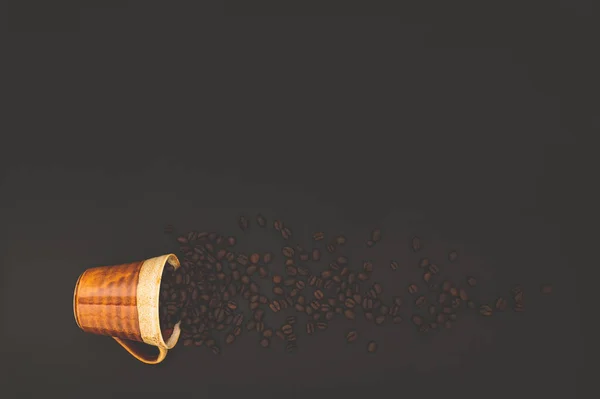 Egy Halom Kávébab Amit Egy Bögréből Öntöttek Sötét Háttérre Szövegmásolási — Stock Fotó