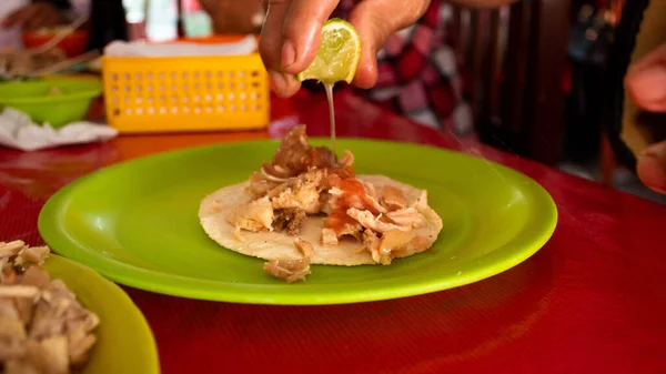 Mexicaanse Man Doet Limoensap Zijn Traditionele Carnitas Taco Uit Michocan — Stockfoto
