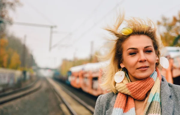 Une Femme Blonde Caucasienne Avec Une Écharpe Colorée Debout Côté — Photo