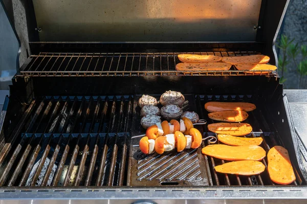 Ein Offener Grill Mit Champignons Kürbisscheiben Und Aprikosen Mit Käse — Stockfoto