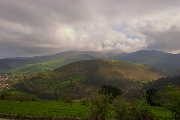 Una Hermosa Vista Del Valle Con Árboles Montañas Día Nublado — Foto de Stock