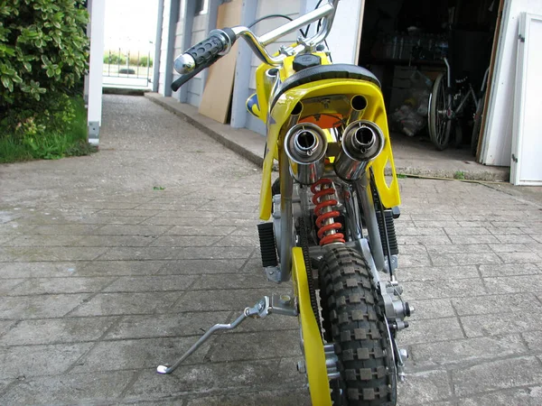 Uma Visão Traseira Uma Motocicleta Amarela Quintal — Fotografia de Stock