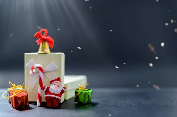Primer Plano Regalos Navidad Bajo Las Luces Sobre Fondo Oscuro — Foto de Stock