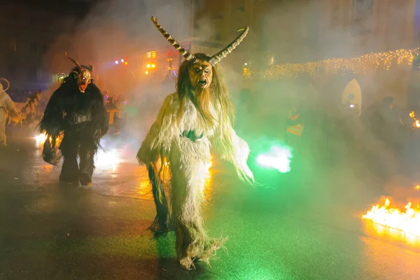 Bild Människor Med Skrämmande Kostymer Traditionell Händelse Perchtenlauf Enns Gamla — Stockfoto