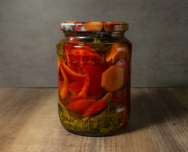 Jar Assorted Pickles Slices Hot Peppers Cucumbers Other Vegetables — Foto Stock