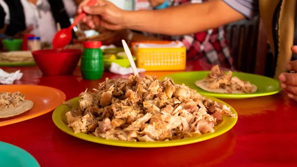 Uomo Che Prepara Salsa Suoi Carnitas Tacos Tradizionali Messicani Michocan — Foto Stock