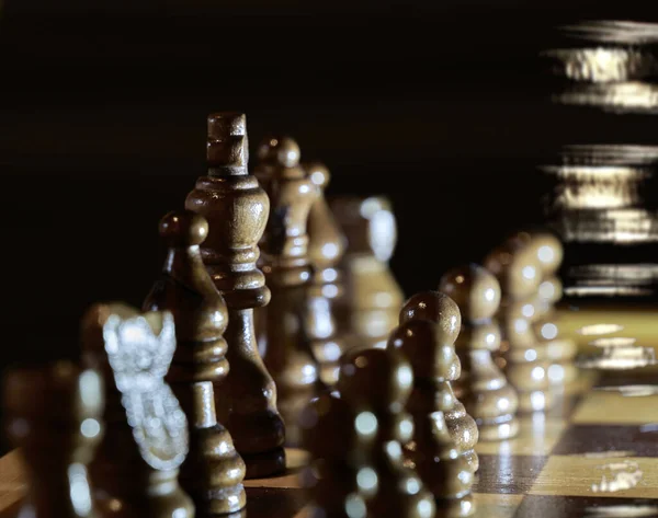 Eine Nahaufnahme Von Arrangierten Schachfiguren Auf Einem Brett Mit Langzeitbelichtung — Stockfoto