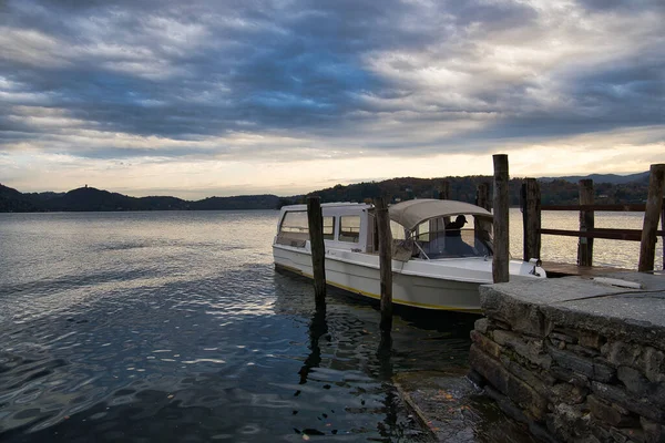 Sebuah Perahu Danau Orta Dekat Pulau San Giulio Provinsi Novara — Stok Foto