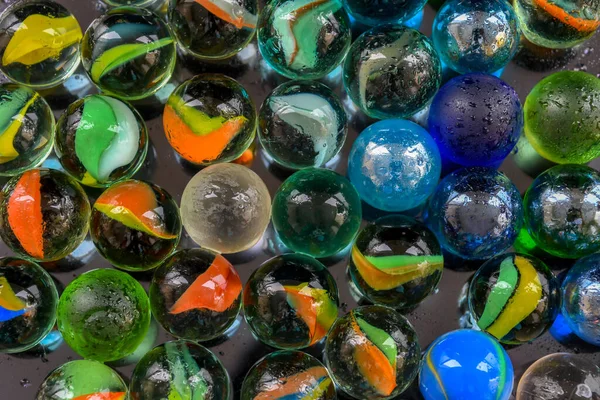 Een Groep Natte Kleurrijke Ballen — Stockfoto