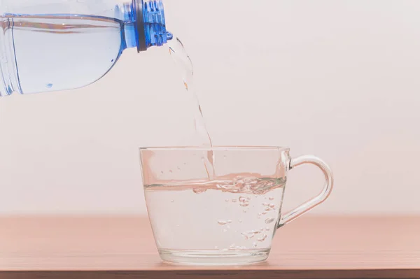 Seseorang Menuangkan Air Dari Botol Plastik Gelas Kaca — Stok Foto