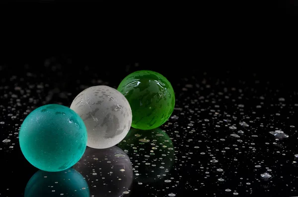 Een Close Shot Van Drie Kleurrijke Kleine Ballen Een Nat — Stockfoto