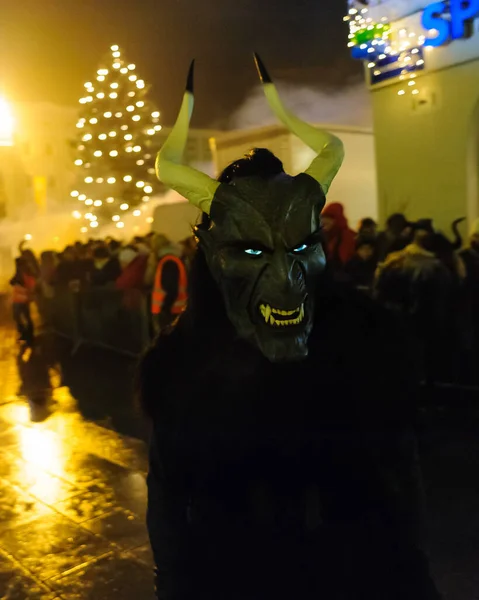 Strzał Ludzi Strasznymi Kostiumami Tradycyjnym Wydarzeniu Perchtenlauf Starym Mieście Enns — Zdjęcie stockowe