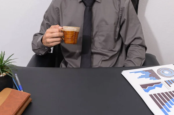 Egy Férfi Kávézik Asztalánál Irodában — Stock Fotó