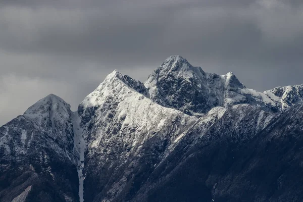 多云的天气 雪山顶上 — 图库照片