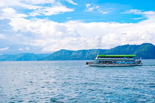 Boat Floating Deep Blue Lake — Stock Photo, Image