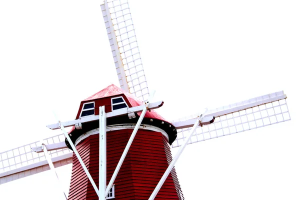 Красная Ветряная Мельница Белыми Лезвиями Белым Небом — стоковое фото