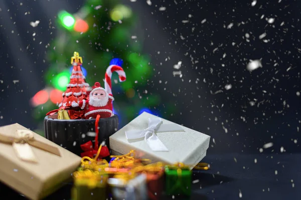 Karácsonyi Téma Összetétele Ajándékdobozok Sötét Havas Háttér — Stock Fotó
