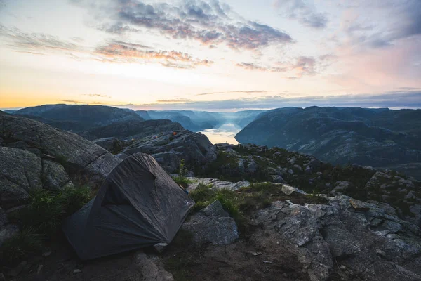 Schöner Sonnenuntergang Über Den Bergen — Stockfoto