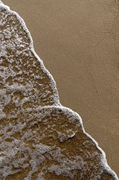 Μια Κάθετη Όψη Από Αφρώδη Κύματα Που Πλένουν Την Παραλία — Φωτογραφία Αρχείου