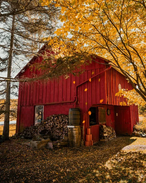 Jesienny Krajobraz Drewnianym Płotem Czerwoną Stodołą — Zdjęcie stockowe