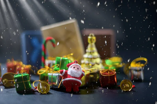 Close Decoração Natal Sob Luzes Fundo Escuro — Fotografia de Stock