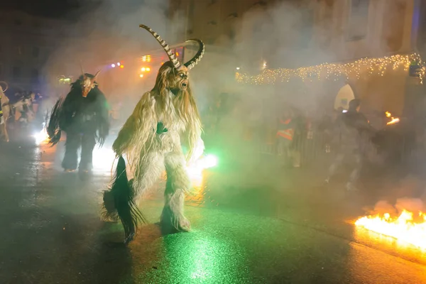 Shot People Scary Costumes Traditional Event Perchtenlauf Enns Old Town — Stockfoto