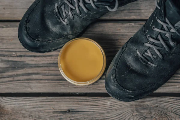 Kremalı Kirli Deri Ayakkabıların Yakın Plan Görüntüsü — Stok fotoğraf