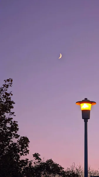 Disparo Vertical Luna Durante Puesta Del Sol Londres Canadá —  Fotos de Stock