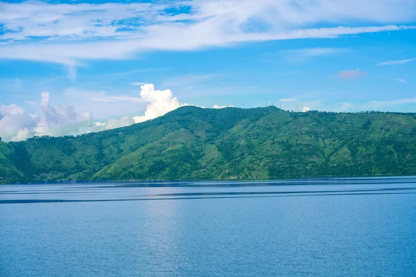 Beautiful Landscape Lake Its Surrounding Hills — Stockfoto