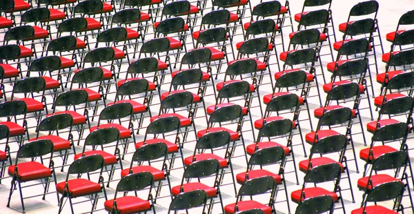 Fileiras Cadeiras Vermelhas Vazias Uma Sala Conferências — Fotografia de Stock