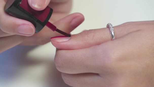 Zbliżenie Wideo Kobieta Robi Manicure Białym Tle — Wideo stockowe
