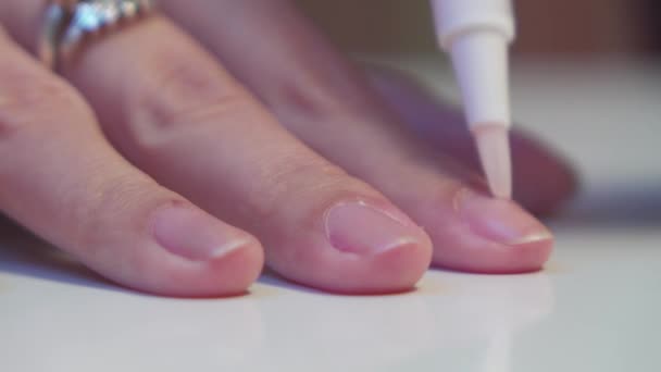 Close Beelden Van Vrouw Doet Manicure Witte Achtergrond — Stockvideo