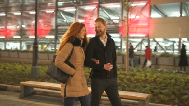 Filmación Citas Hermosa Pareja Pelirroja Feria Navidad — Vídeos de Stock