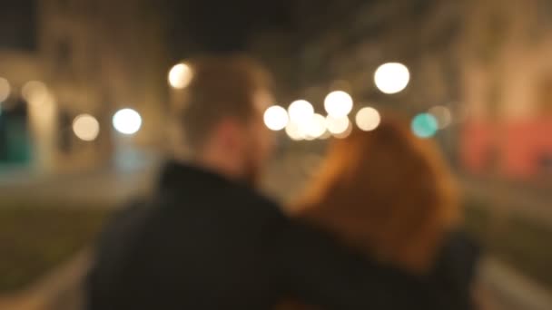 圣诞博览会上红头发的年轻夫妇的模糊的约会镜头 — 图库视频影像