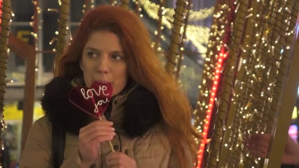 Footage Dating Beautiful Redhead Couple Christmas Fair — стоковое видео
