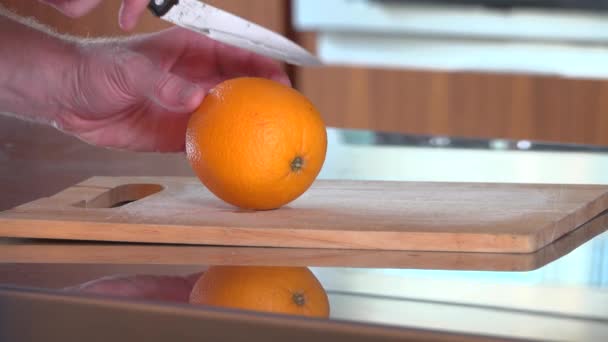 Zbliżenie Materiał Cięcia Pomarańczowy Nożem — Wideo stockowe