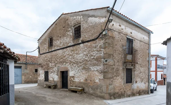 スペインのオリヴァ プラセンシア 2021年4月8日 花崗岩の構造とリンテルを持つこの町で昨年の典型的な建物のある通り — ストック写真