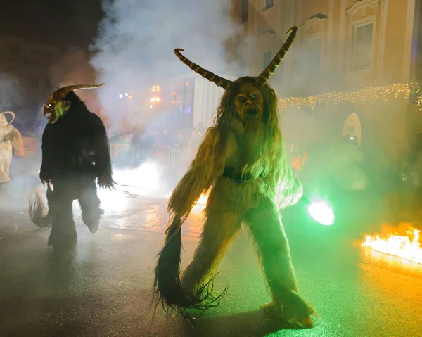 Bild Människor Med Skrämmande Kostymer Traditionell Händelse Perchtenlauf Enns Gamla — Stockfoto