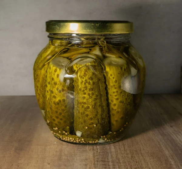 Frasco Pepinos Escabeche Sobre Una Mesa Madera —  Fotos de Stock