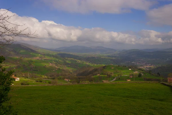 Una Hermosa Vista Del Valle Con Árboles Montañas Día Nublado —  Fotos de Stock