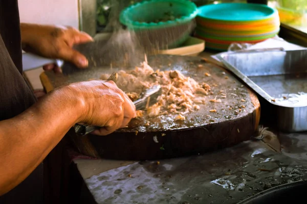 Cerca Las Manos Mexicano Moliendo Carne Para Tacos Tradicionales Foto — Foto de Stock