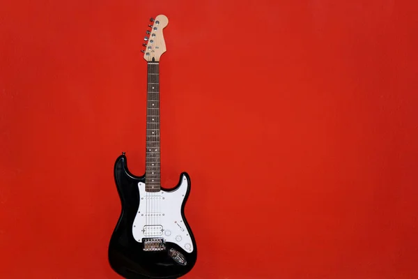 Kırmızı Arkaplanda Siyah Beyaz Elektro Gitar Var — Stok fotoğraf