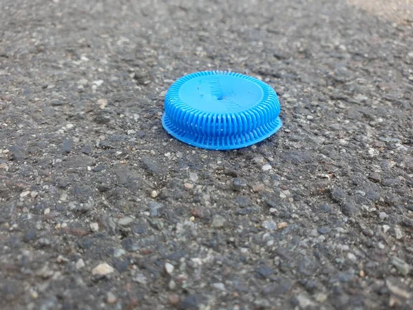 Blue Plastic Bottle Cap Asphalt — Stockfoto