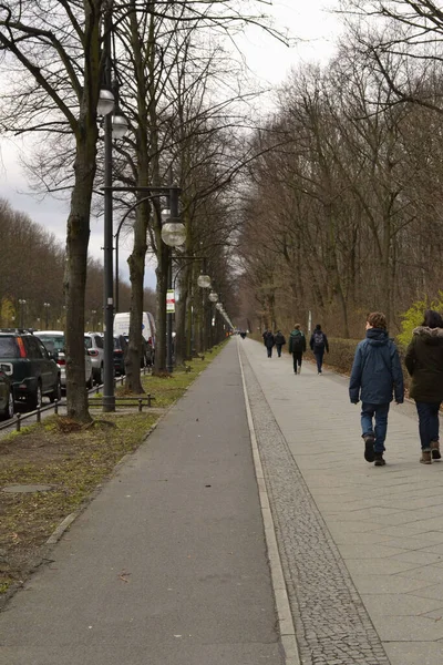 Vertical Vanishing Point Shot Sidewalk People Cars Parked Nearby — Stockfoto